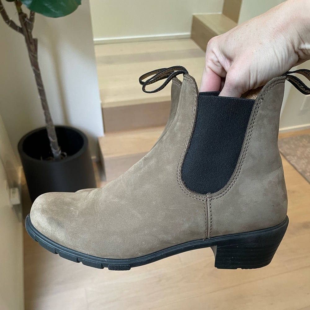 EUC Blundstone Heeled Boots - Stone Nubuck 8.5
